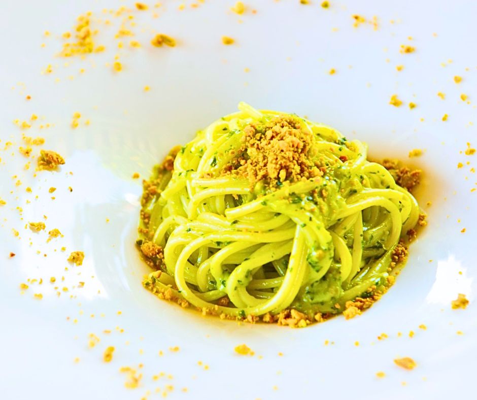 Trenette with basil and pistachio pesto, a hymn to the Mediterranean summer