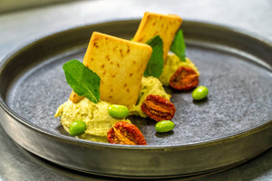 Hummus di ceci e avocado Hass alla menta e cumino, con cracker al sale nero