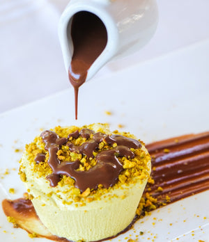 Semifreddo al pistacchio con salsa tiepida al cioccolato fondente e granella tostata di pistacchio