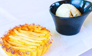 Crostatina tiepida di mele con gelato alla vaniglia