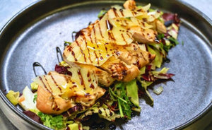 Tagliata di petto di pollo alla griglia con scaglie di Pecorino di Fossa, Aceto Balsamico Tradizionale DOP, adagiata su letto di misticanza
