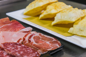 Tagliere di salumi nostrani servito con Gnocco Fritto (4 pezzi)